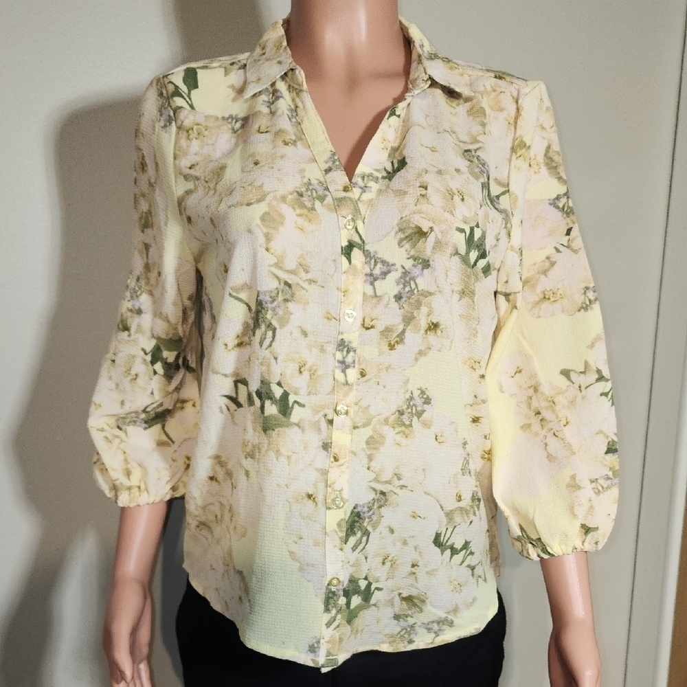 Elegant Floral Blouse - Cream and Green - Picture 11 of 11